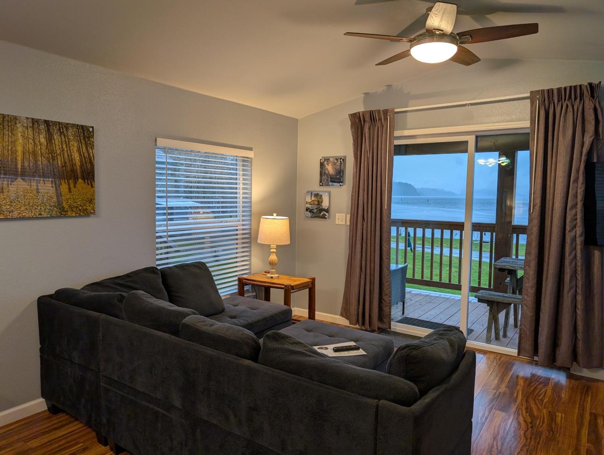 The Waterfront At Potlatch Motel Shelton Bagian luar foto